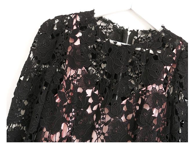 Abito in pizzo guipure nero foderato in seta rosa Dolce & Gabbana Autunno 2010 - vista 4