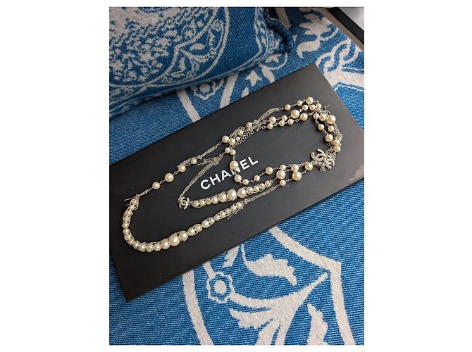 Chanel Collar largo de perlas con logo en plata esterlina 14K Hardware de plata - vista 4