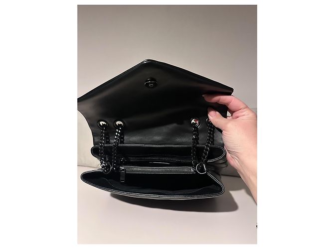 Yves Saint Laurent Bolsa Medium Loulou em couro preto acolchoado - vista 4