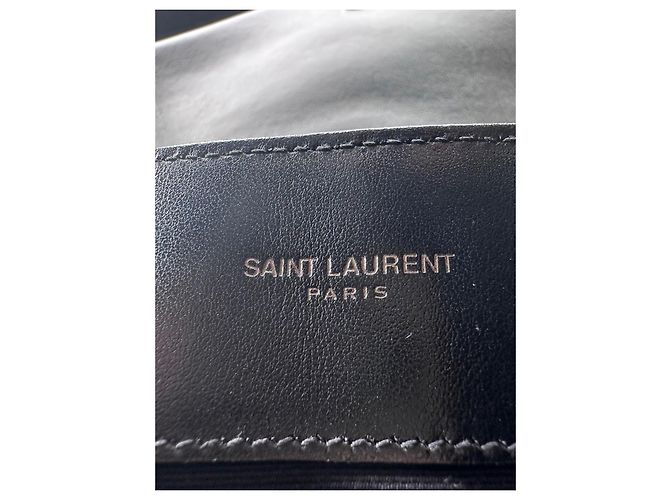 Yves Saint Laurent Bolsa Medium Loulou em couro preto acolchoado - vista 6