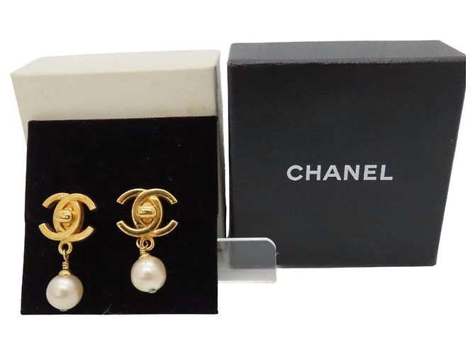 Timeless Vintage Ohrringe von Chanel aus vergoldetem Material mit Kunstperlen Golden - Ansicht 10