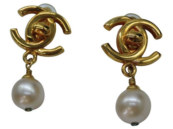 Timeless Vintage Ohrringe von Chanel aus vergoldetem Material mit Kunstperlen Golden - Ansicht 2