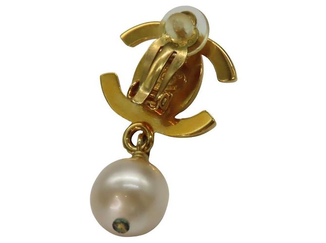 Timeless Vintage Ohrringe von Chanel aus vergoldetem Material mit Kunstperlen Golden - Ansicht 7