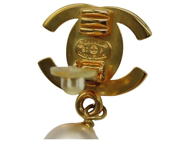 Timeless Vintage Ohrringe von Chanel aus vergoldetem Material mit Kunstperlen Golden - Ansicht 8