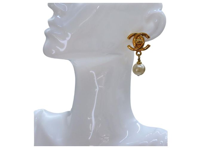 Timeless Vintage Ohrringe von Chanel aus vergoldetem Material mit Kunstperlen Golden - Ansicht 9