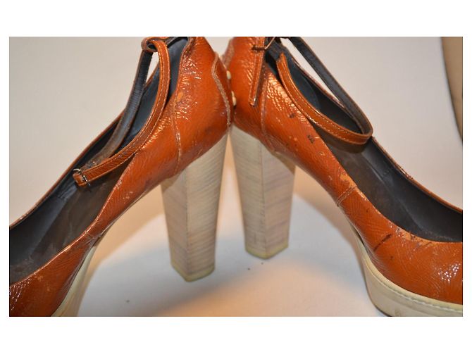 Décolleté Tod's con plateau in vernice marrone - vista 3