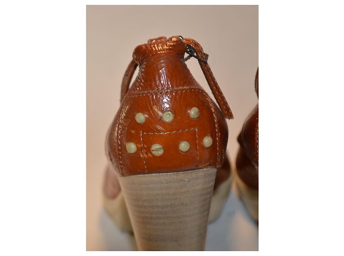 Décolleté Tod's con plateau in vernice marrone - vista 5