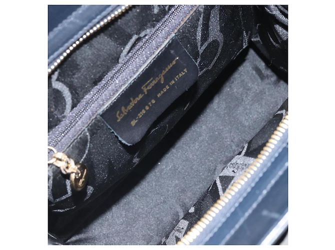 Borsa a Spalla Vara Ribbon in Pelle Blu Navy e Oro Auth BA10602 di Salvatore Ferragamo - vista 17