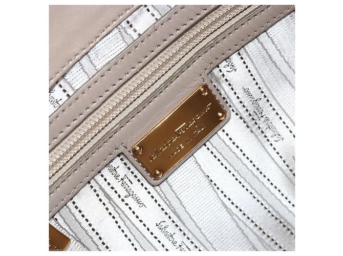 Borsa a mano Gancini in pelle beige e oro Auth BA10615 di Salvatore Ferragamo D'oro - vista 16