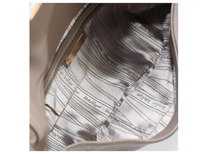 Borsa a mano Gancini in pelle beige e oro Auth BA10615 di Salvatore Ferragamo D'oro - vista 17