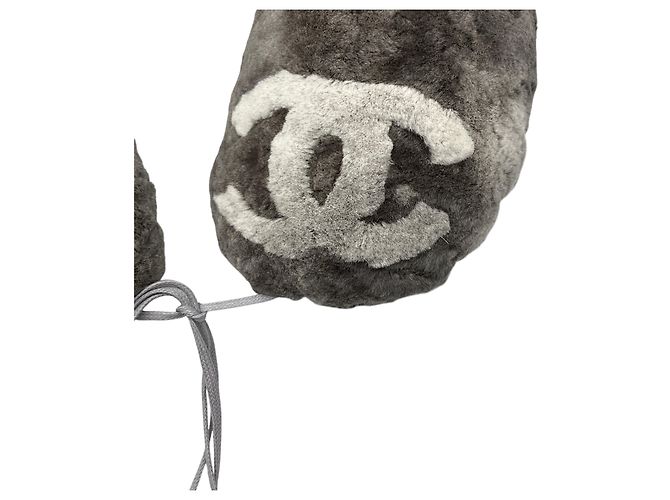 Cuscino da viaggio in pelliccia di coniglio Orylag grigio di Chanel - vista 2