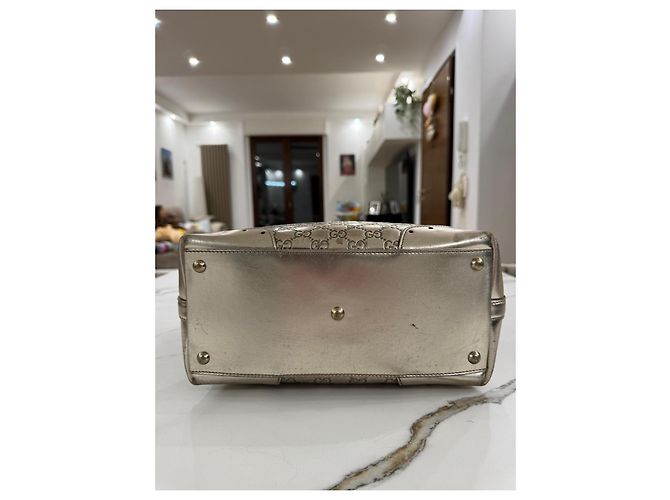 Bolsa Gucci em couro laminado dourado - vista 10