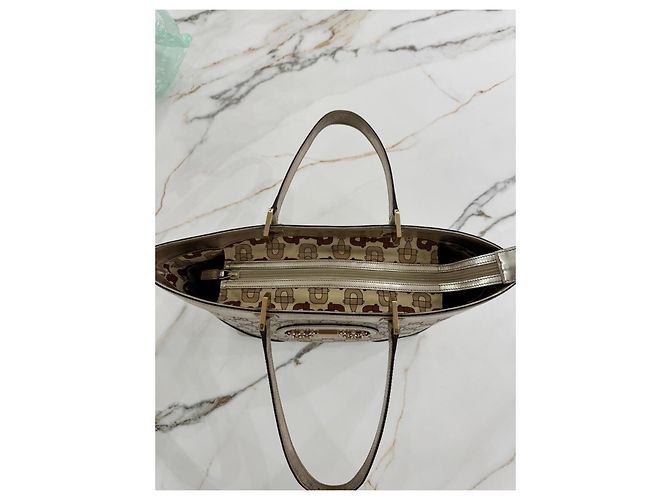 Bolsa Gucci em couro laminado dourado - vista 12