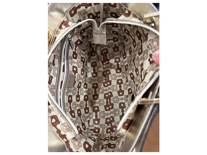 Bolsa Gucci em couro laminado dourado - vista 13