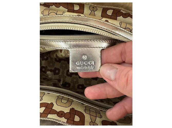 Bolsa Gucci em couro laminado dourado - vista 14