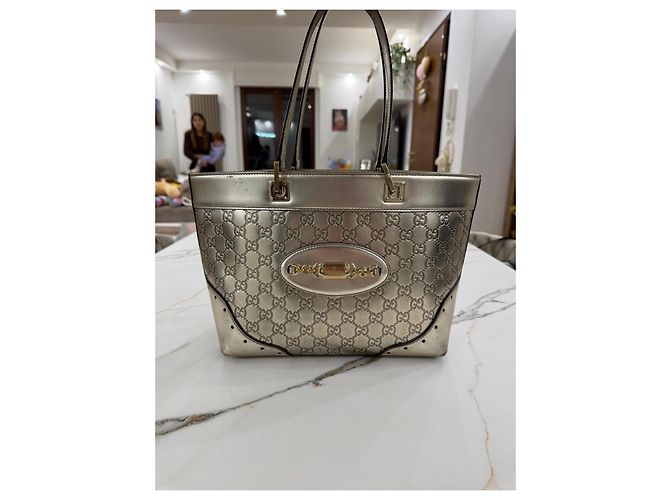 Bolsa Gucci em couro laminado dourado - vista 2