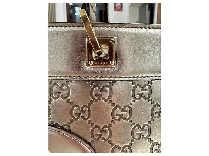 Bolsa Gucci em couro laminado dourado - vista 3
