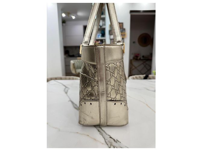 Bolsa Gucci em couro laminado dourado - vista 8