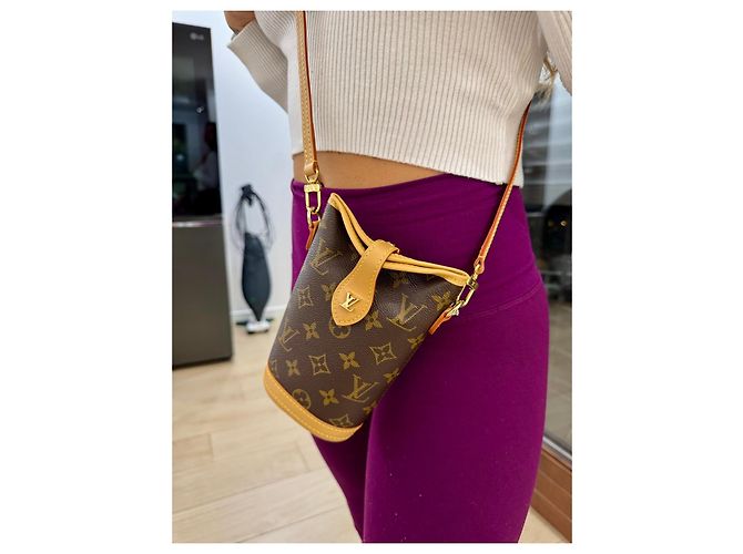 Borsa a tracolla Louis Vuitton fould me pouch Monogram Marrone Monogramma - vista 17
