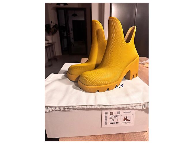 Yellow Burberry rubber boots - view 2