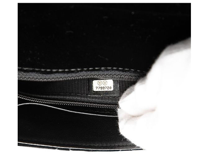 Bolso de hombro de terciopelo negro acolchado CC de Chanel - vista 6