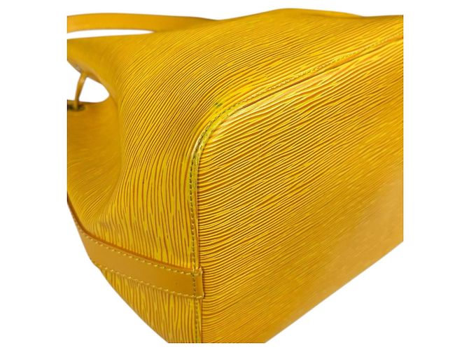 Noe Borsa a Spalla Petit Noé in Pelle Epi Louis Vuitton Giallo - vista 10