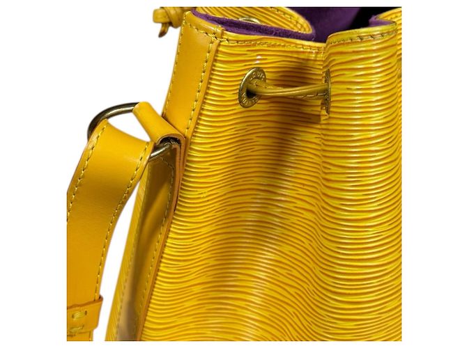 Noe Borsa a Spalla Petit Noé in Pelle Epi Louis Vuitton Giallo - vista 11
