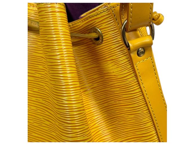 Noe Borsa a Spalla Petit Noé in Pelle Epi Louis Vuitton Giallo - vista 12