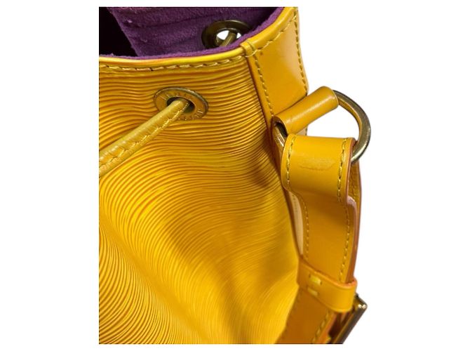 Noe Borsa a Spalla Petit Noé in Pelle Epi Louis Vuitton Giallo - vista 13