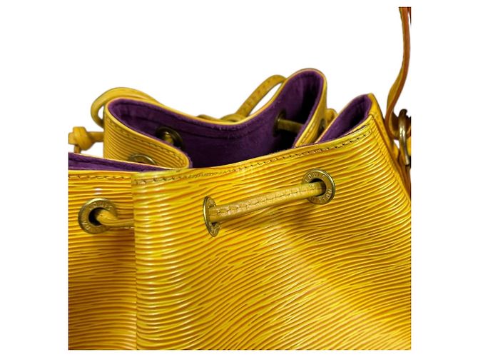 Noe Borsa a Spalla Petit Noé in Pelle Epi Louis Vuitton Giallo - vista 16