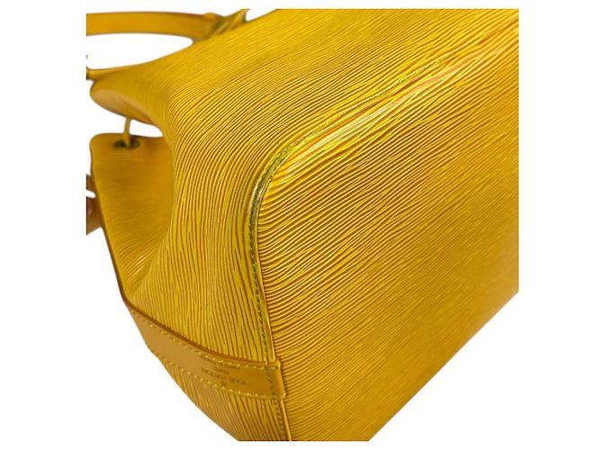 Noe Borsa a Spalla Petit Noé in Pelle Epi Louis Vuitton Giallo - vista 8