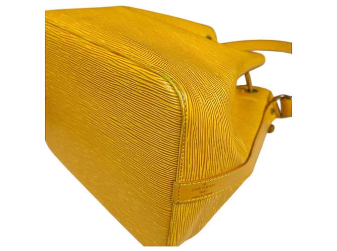 Noe Borsa a Spalla Petit Noé in Pelle Epi Louis Vuitton Giallo - vista 9