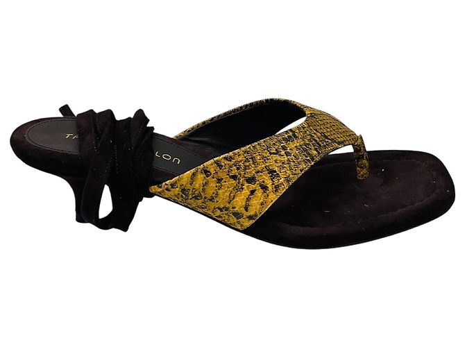 Sandali in suede e stampa pitone tan / marrone di Tamara Mellon con elegante design avvolgente - vista 2