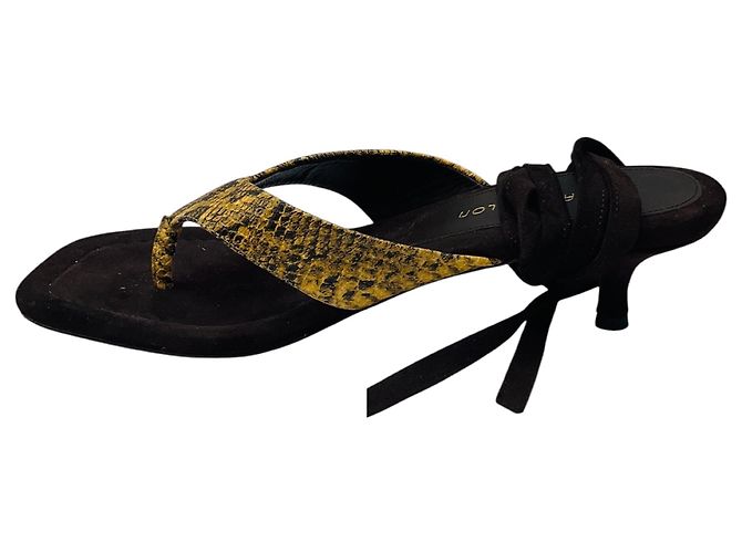 Sandali in suede e stampa pitone tan / marrone di Tamara Mellon con elegante design avvolgente - vista 3