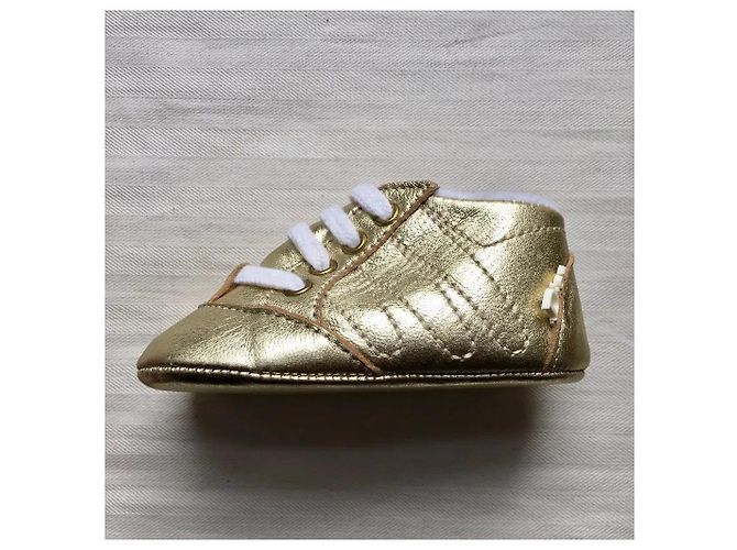 Chaussons Baby Dior en cuir doré Taille 18 - vue 3