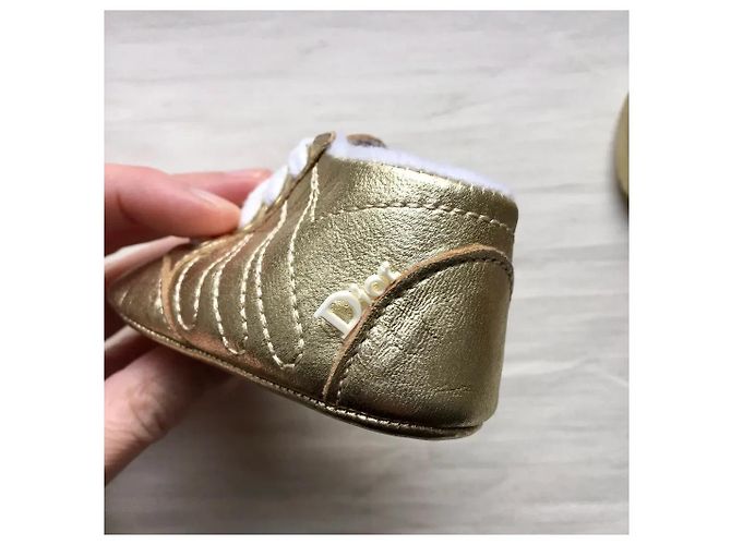 Chaussons Baby Dior en cuir doré Taille 18 - vue 4