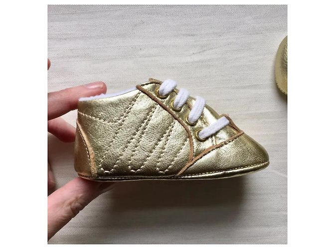 Chaussons Baby Dior en cuir doré Taille 18 - vue 5