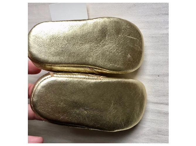 Chaussons Baby Dior en cuir doré Taille 18 - vue 6