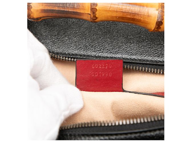 Bolsa de couro matelassé preto GG Marmont diagonal da Gucci com alças de bambu. - vista 6