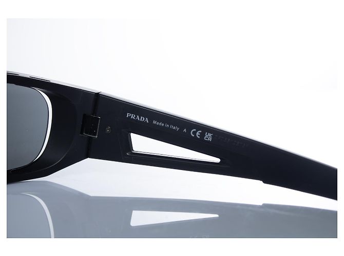 Gafas de sol Prada negras mate con logo rojo Negro - vista 6