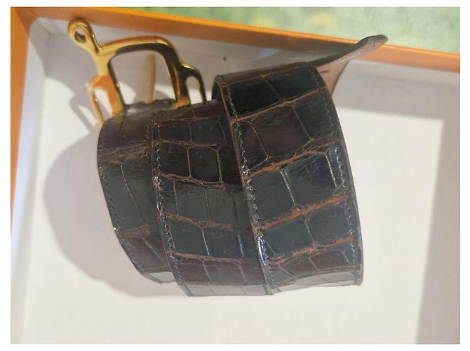 Cinto Hermès em couro de crocodilo marrom com acabamento dourado - vista 10