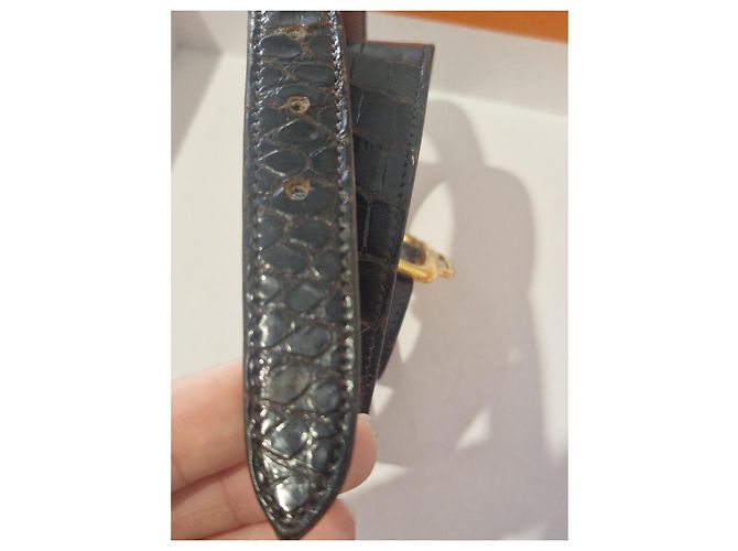 Cinto Hermès em couro de crocodilo marrom com acabamento dourado - vista 11