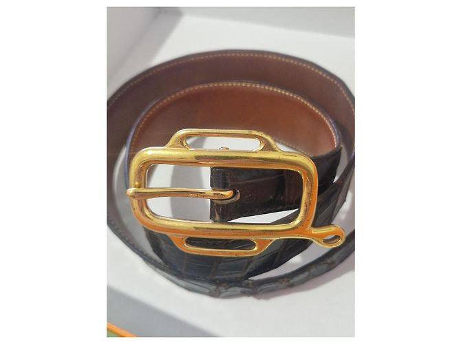 Cinto Hermès em couro de crocodilo marrom com acabamento dourado - vista 12