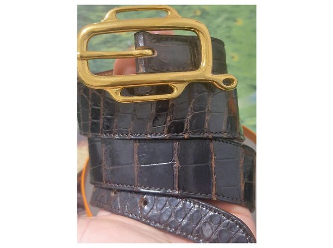Cinto Hermès em couro de crocodilo marrom com acabamento dourado - vista 2