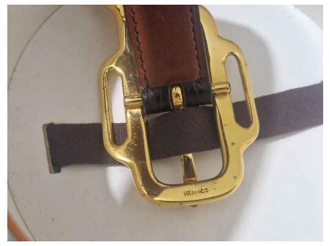 Cinto Hermès em couro de crocodilo marrom com acabamento dourado - vista 3