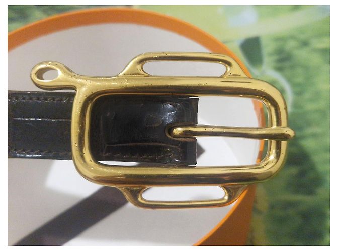 Cinto Hermès em couro de crocodilo marrom com acabamento dourado - vista 4