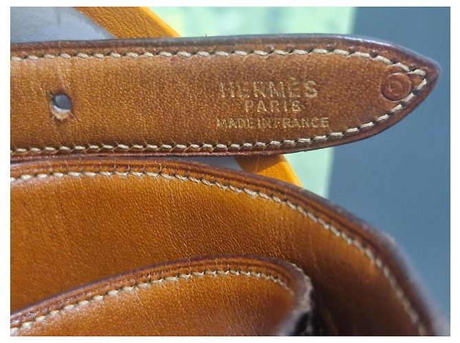 Cinto Hermès em couro de crocodilo marrom com acabamento dourado - vista 5