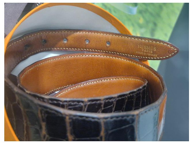 Cinto Hermès em couro de crocodilo marrom com acabamento dourado - vista 6