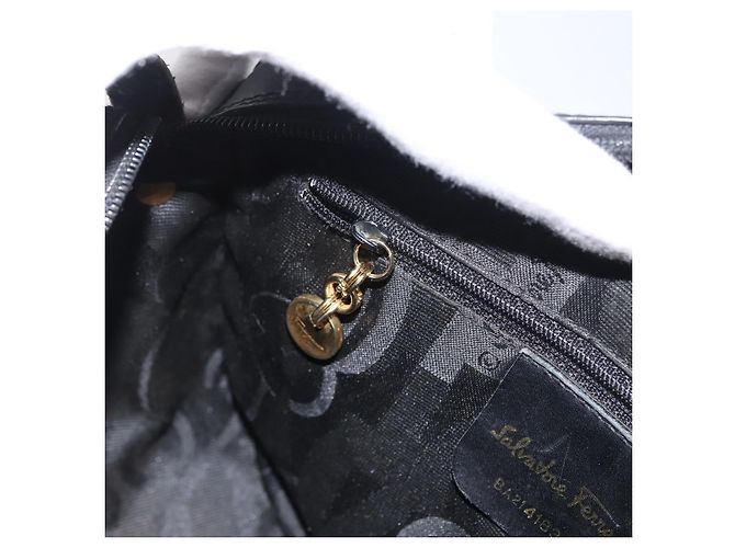 Borsa a Spalla Vala in Pelle Nera e Oro Salvatore Ferragamo Auth BA10794 Nero D'oro - vista 20