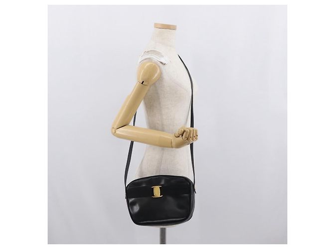 Borsa a Spalla Vala in Pelle Nera e Oro Salvatore Ferragamo Auth BA10794 Nero D'oro - vista 22